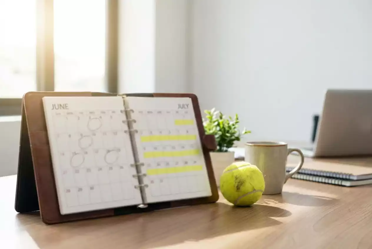 Calendario de escritorio con fechas de junio y julio marcadas