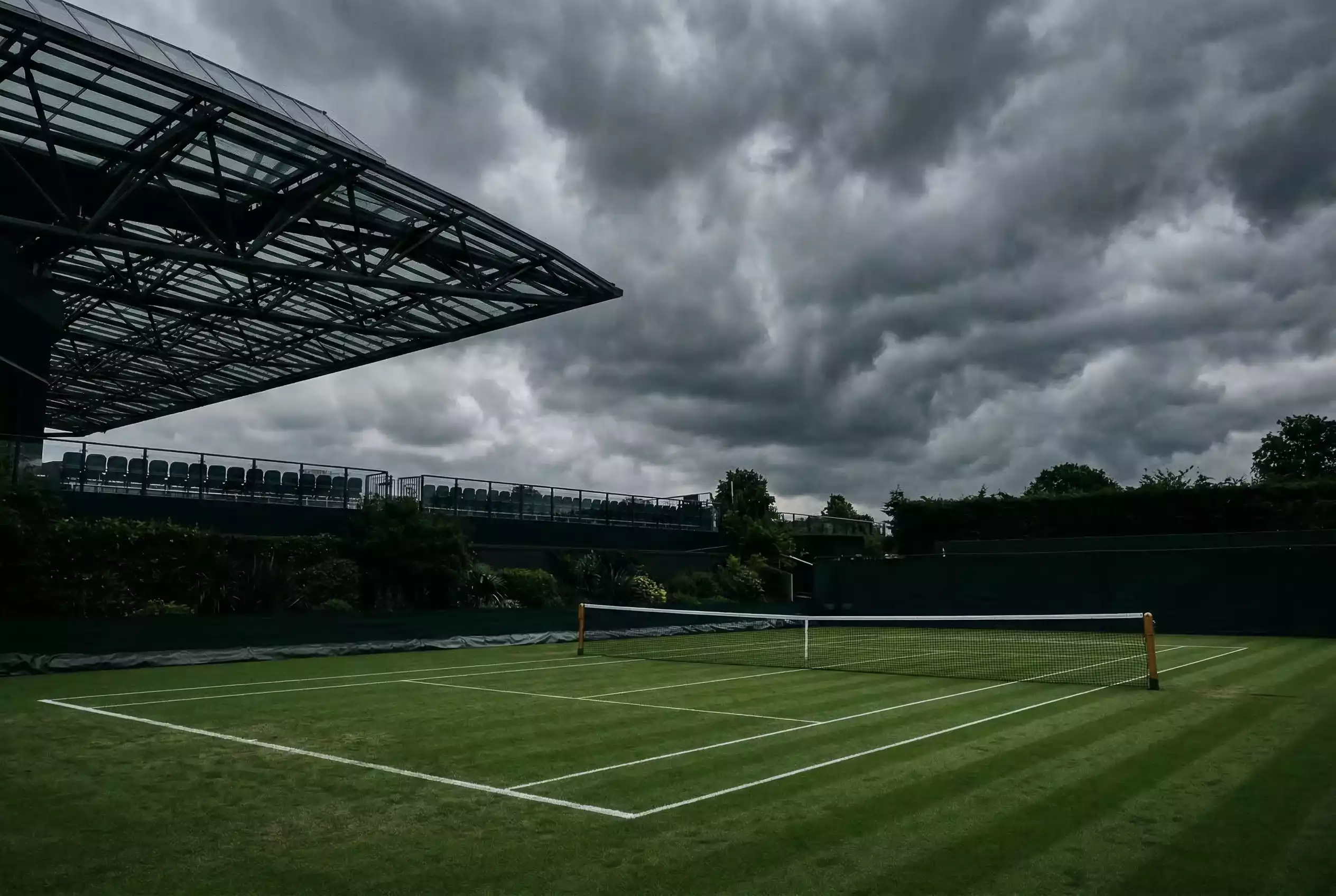 Nubes grises sobre pista de tenis de Wimbledon con techo retráctil