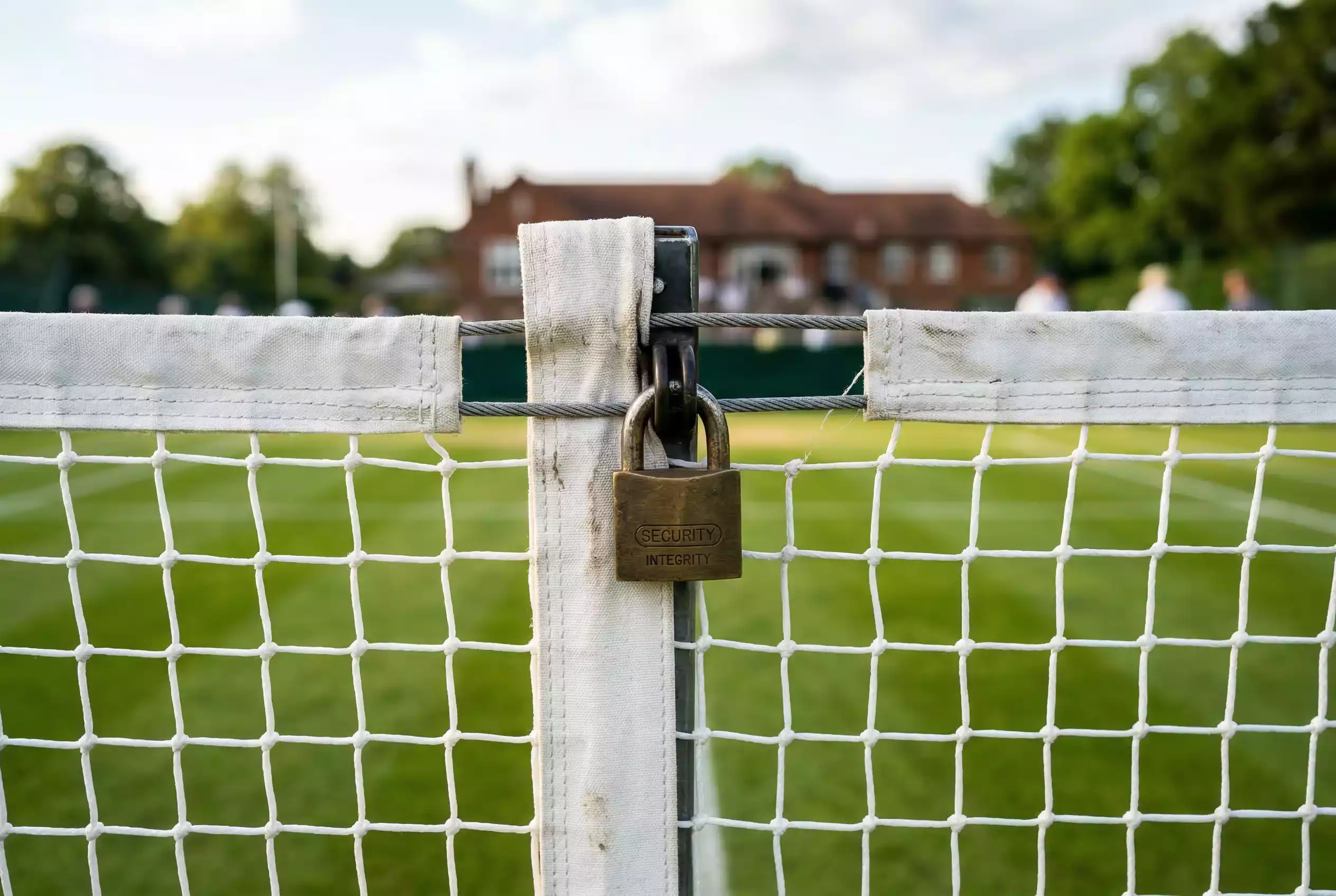 Red de tenis con candado de seguridad simbolizando protección e integridad